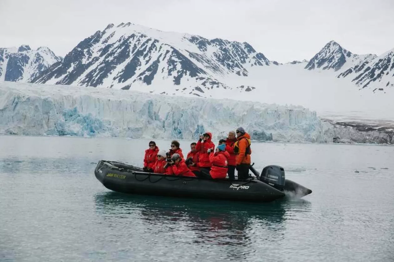 Discovering the Wonders of the Arctic A Guide to Svalbard Cruises 7