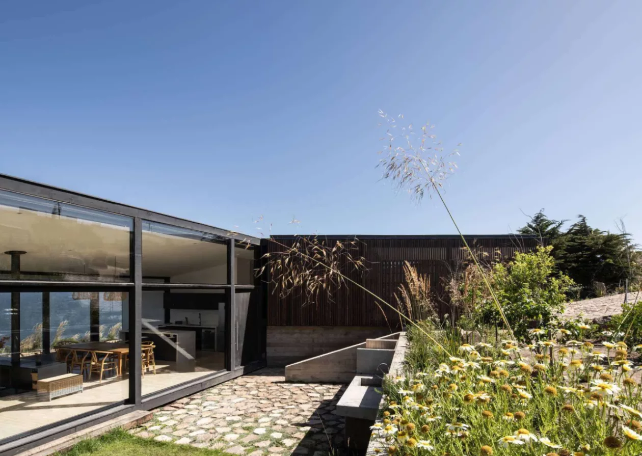 Casa Ferran ERRE Arquitectos Creates a Stunning Coastal Retreat in Chile 3