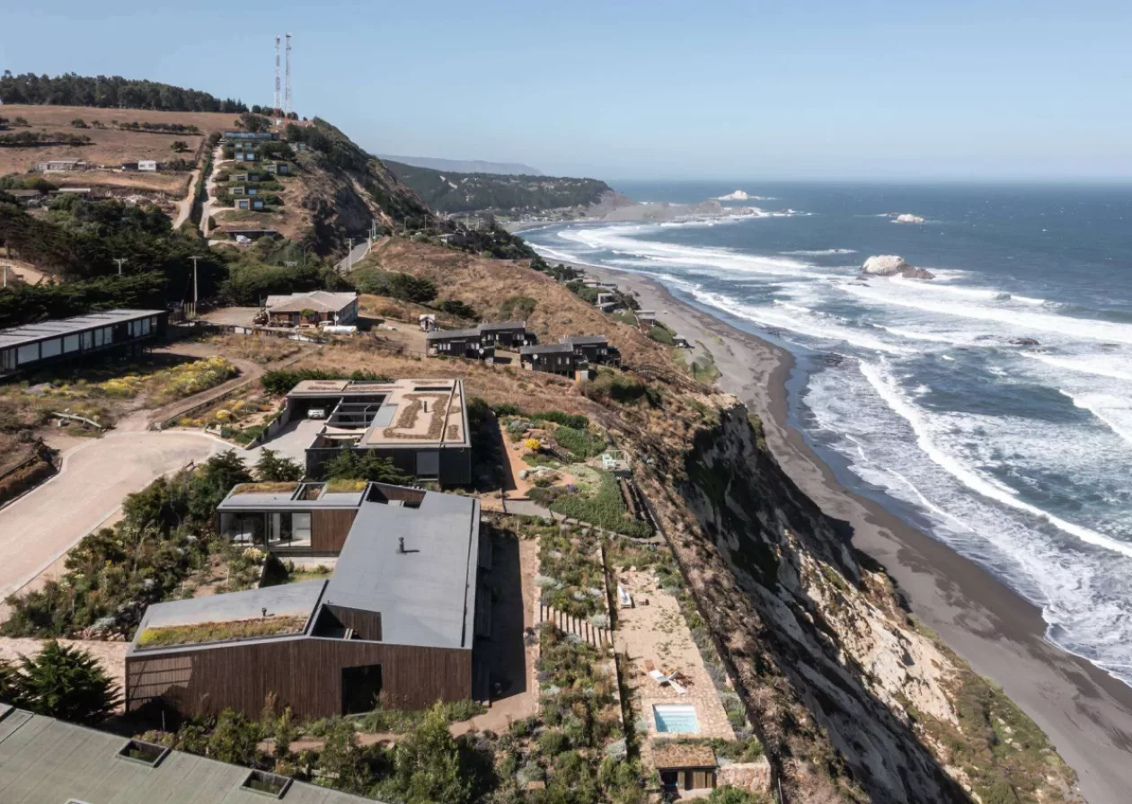 Casa Ferran ERRE Arquitectos Creates a Stunning Coastal Retreat in Chile 10