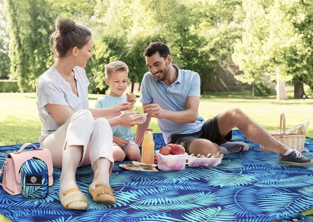 URBANECO OUTDOORS Lightweight Beach Blanket 1