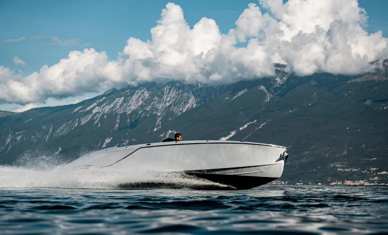 From Road to Water The 850 Fantom Air Speedboat by Porsche and Frauscher 4
