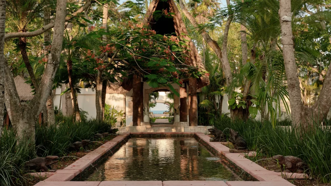 Mar ext entrance02 2