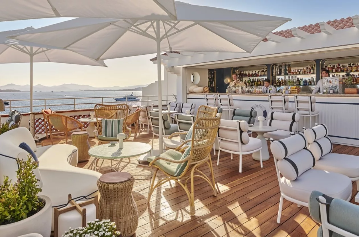 Hotel du cap eden roc edenroclounge6 1