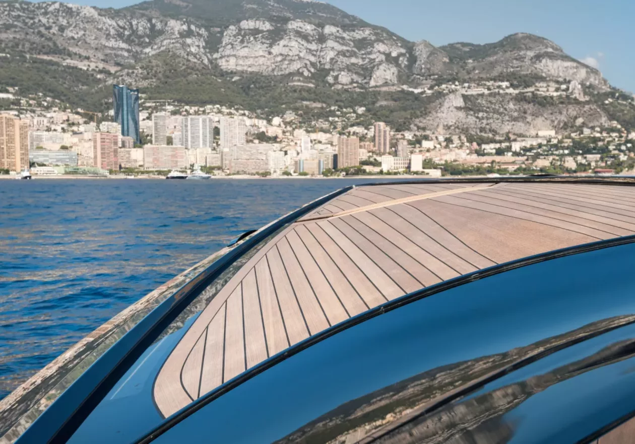 Aston Martins AM37 Powerboat 02