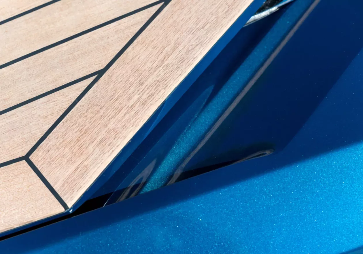 Aston Martins AM37 Powerboat 04