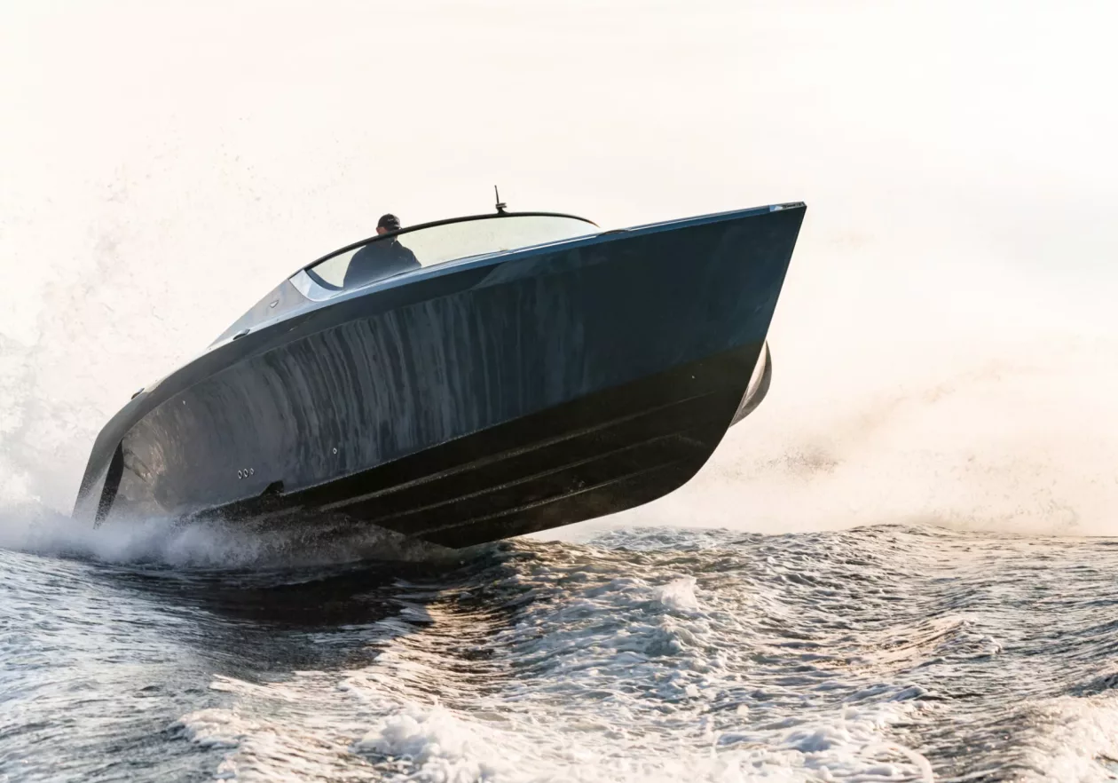 Aston Martins AM37 Powerboat 05