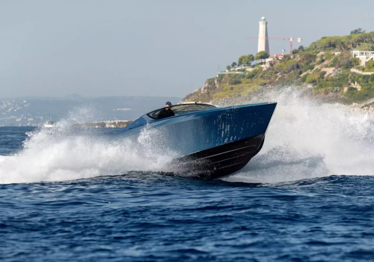 Aston Martins AM37 Powerboat 14