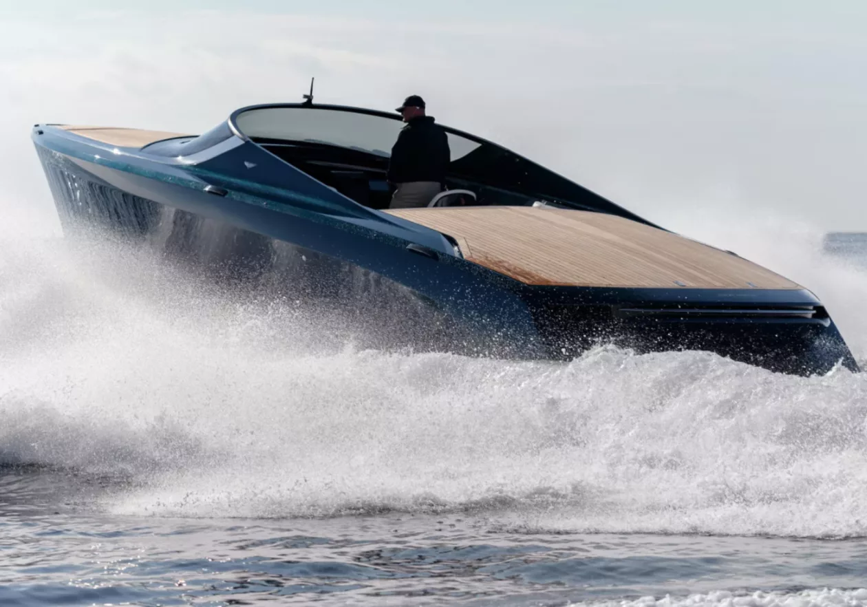Aston Martins AM37 Powerboat 15