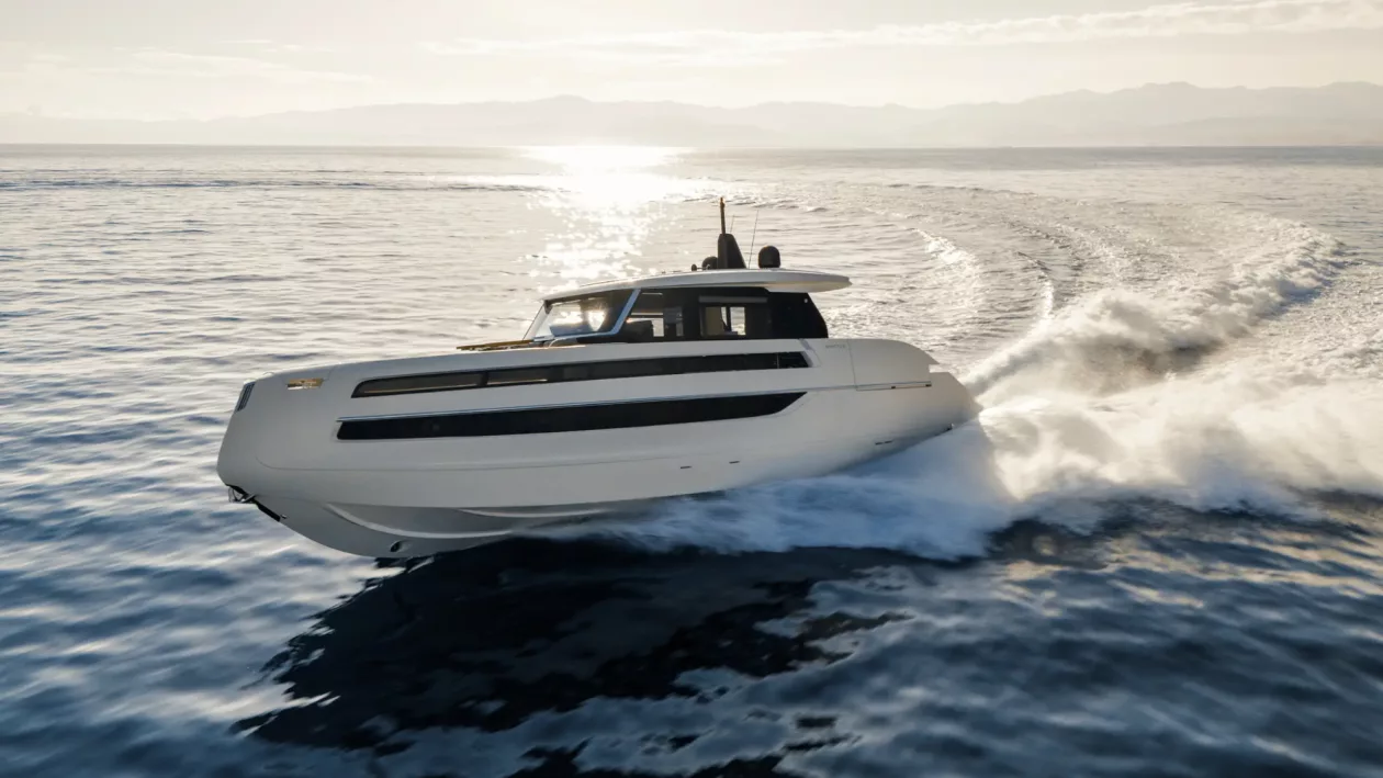 Invictus ST550 Italian Elegance Reimagined in Sea Bound Space 01