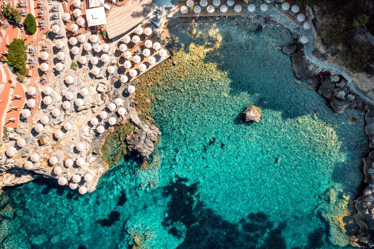 Isolotto Beach Club Tuscan Seaside Vignettes in Pure Coastal Elegance 01