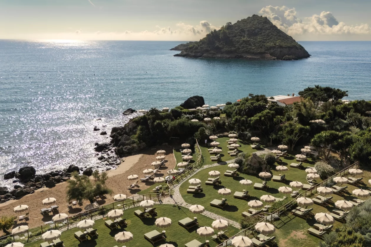 Isolotto Beach Club Tuscan Seaside Vignettes in Pure Coastal Elegance 02