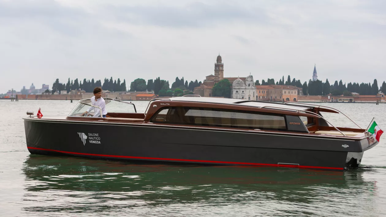 Lucietta Silent Elegance on Water 01