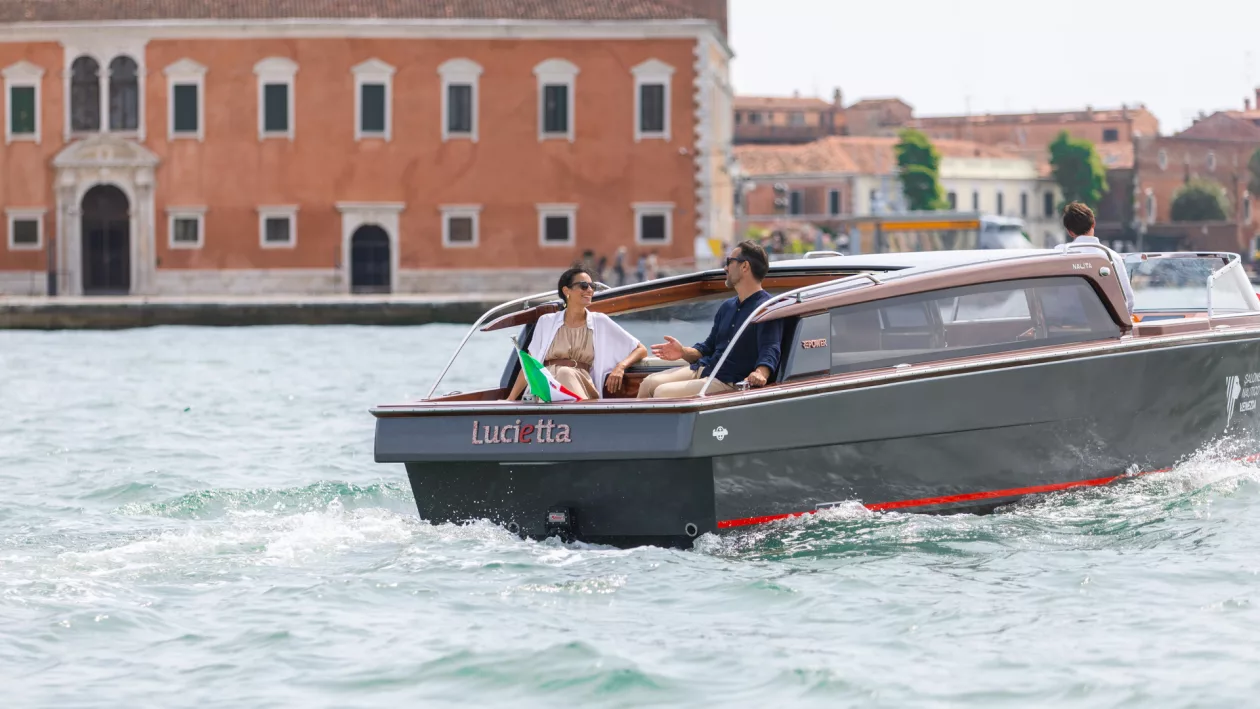 Lucietta Silent Elegance on Water 06