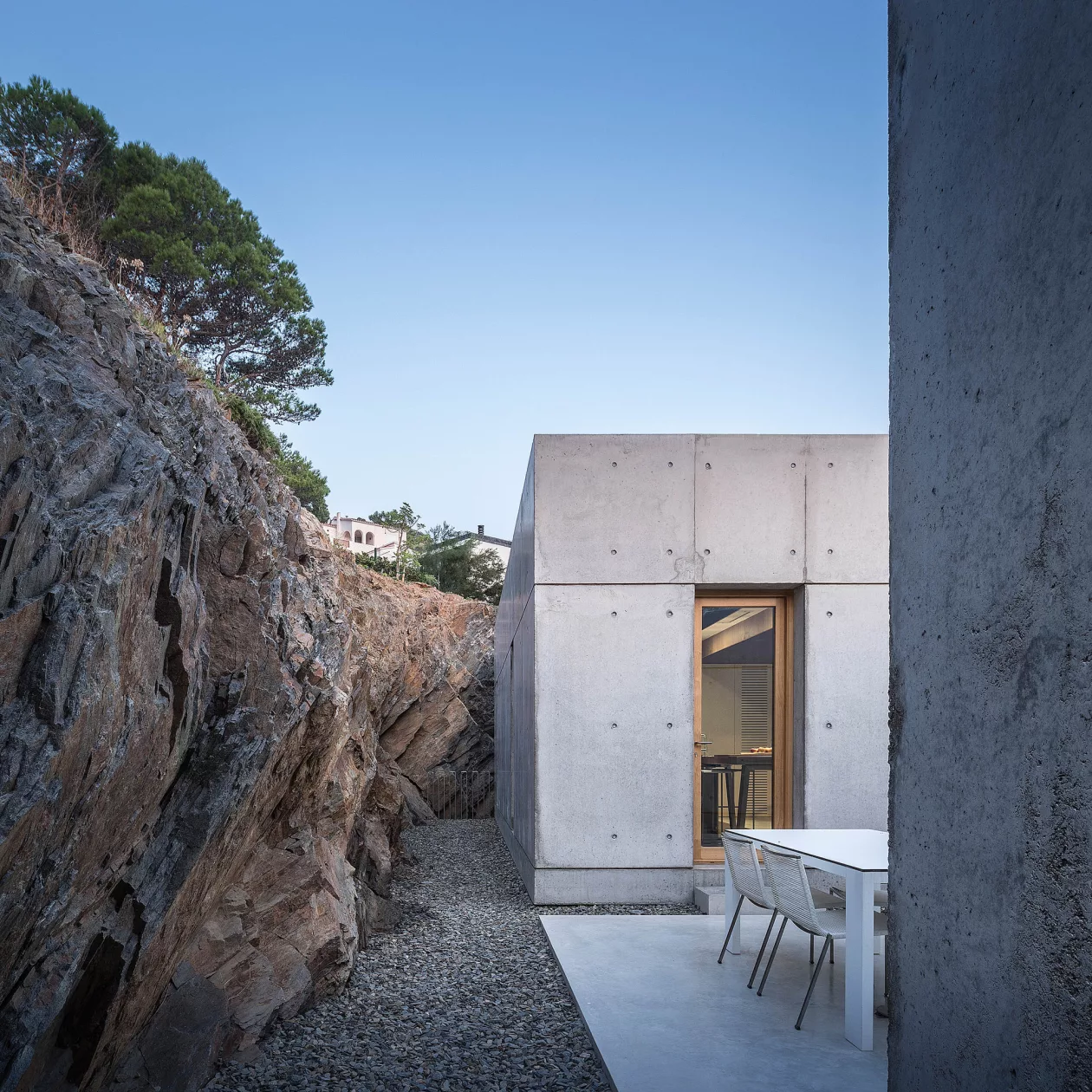 Concrete House Modern Minimalism on Spains Coast 03