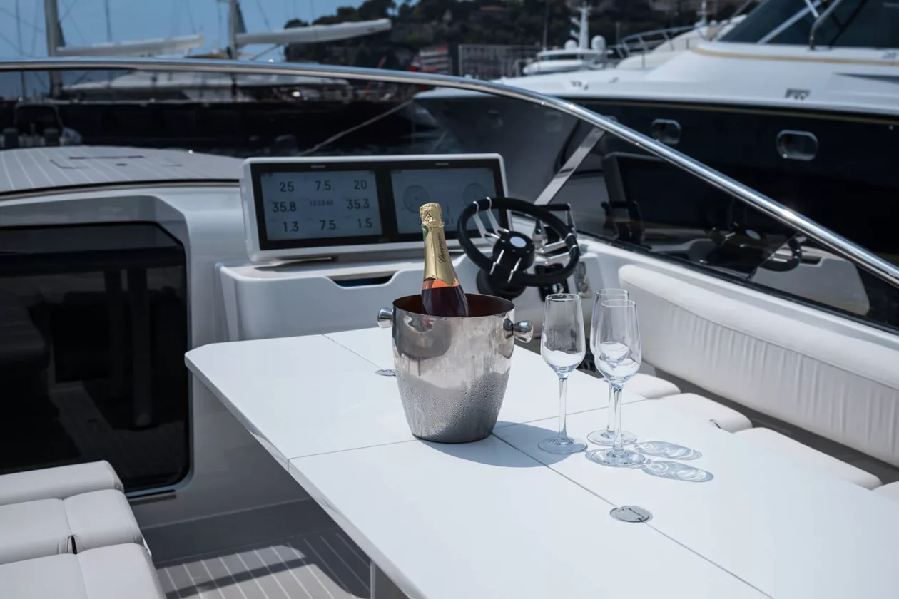 3 Vita Yachts LION
