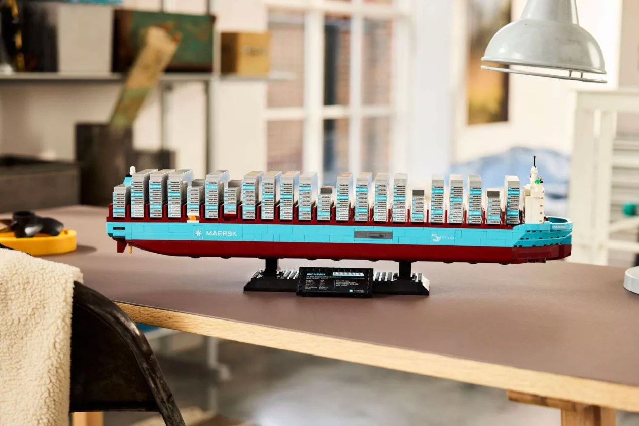 1 LEGO Maersk Dual Fuel Container Vessel