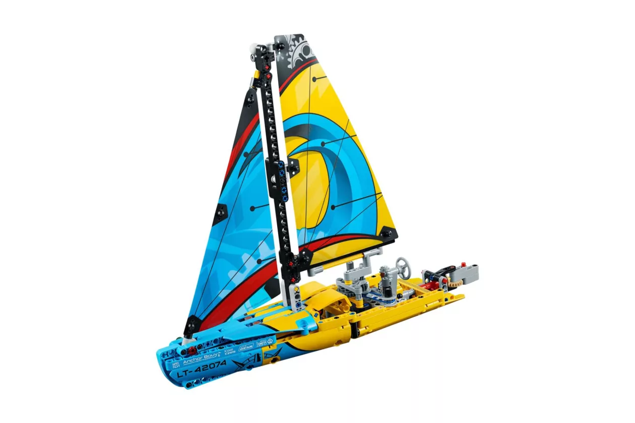 1 LEGO Technic Racing Yacht
