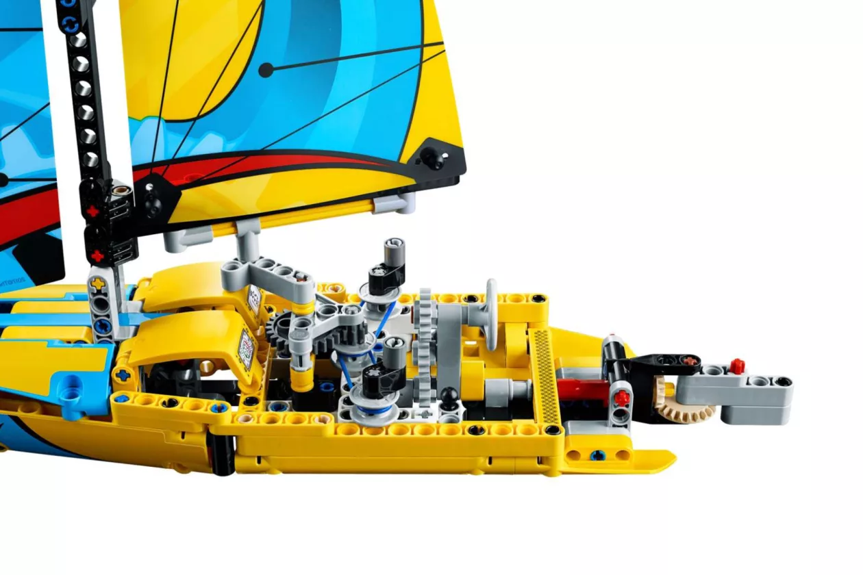 4 LEGO Technic Racing Yacht