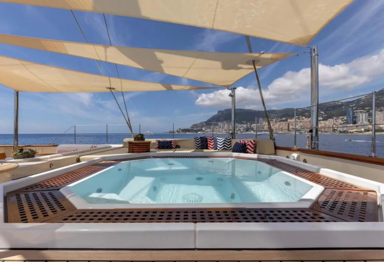 The 295 Foot Nero 3