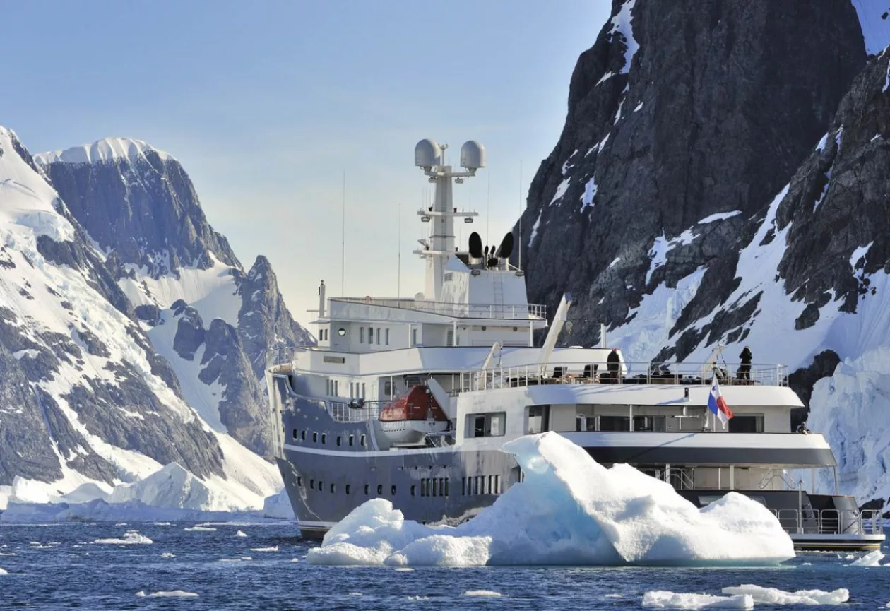 SHACKLETON SHIPWRECK ANTARCTIC EXPEDITION 4