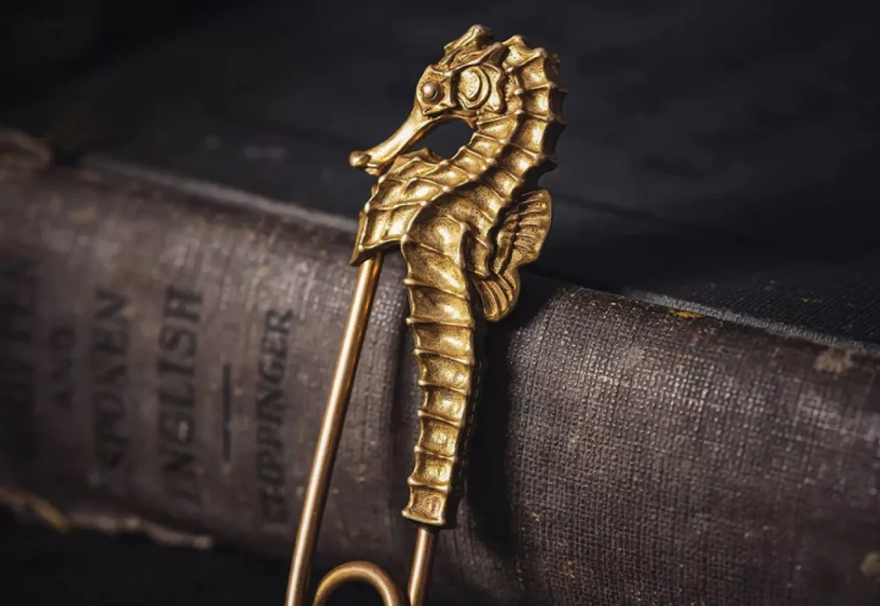 BRASS SEAHORSE PIN KEYCHAIN 1