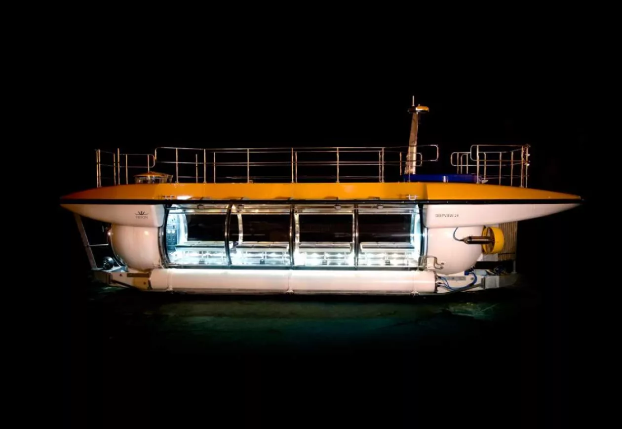 Triton Deep View 24 Submarine 2