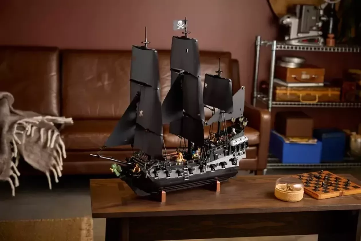 LEGO Captain Jack Sparrows Pirate Ship 01