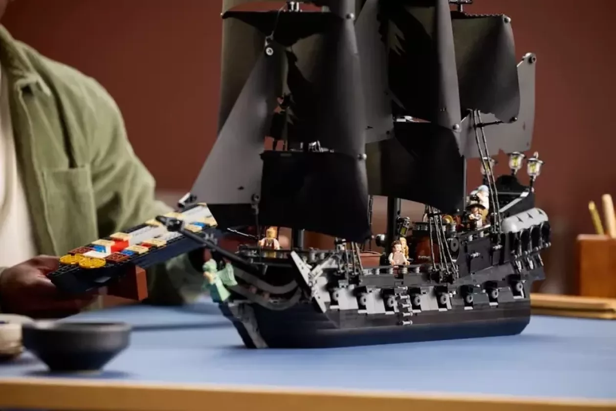 LEGO Captain Jack Sparrows Pirate Ship 02