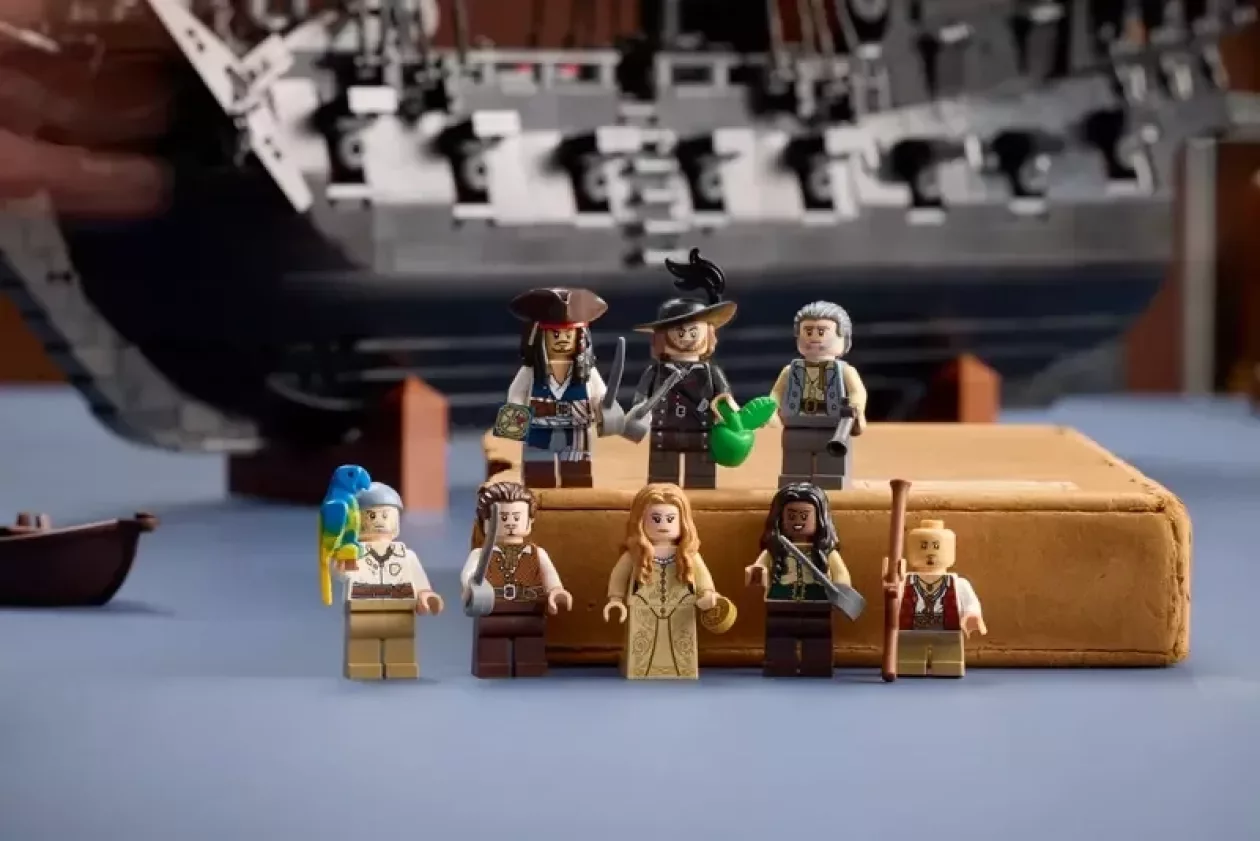 LEGO Captain Jack Sparrows Pirate Ship 05