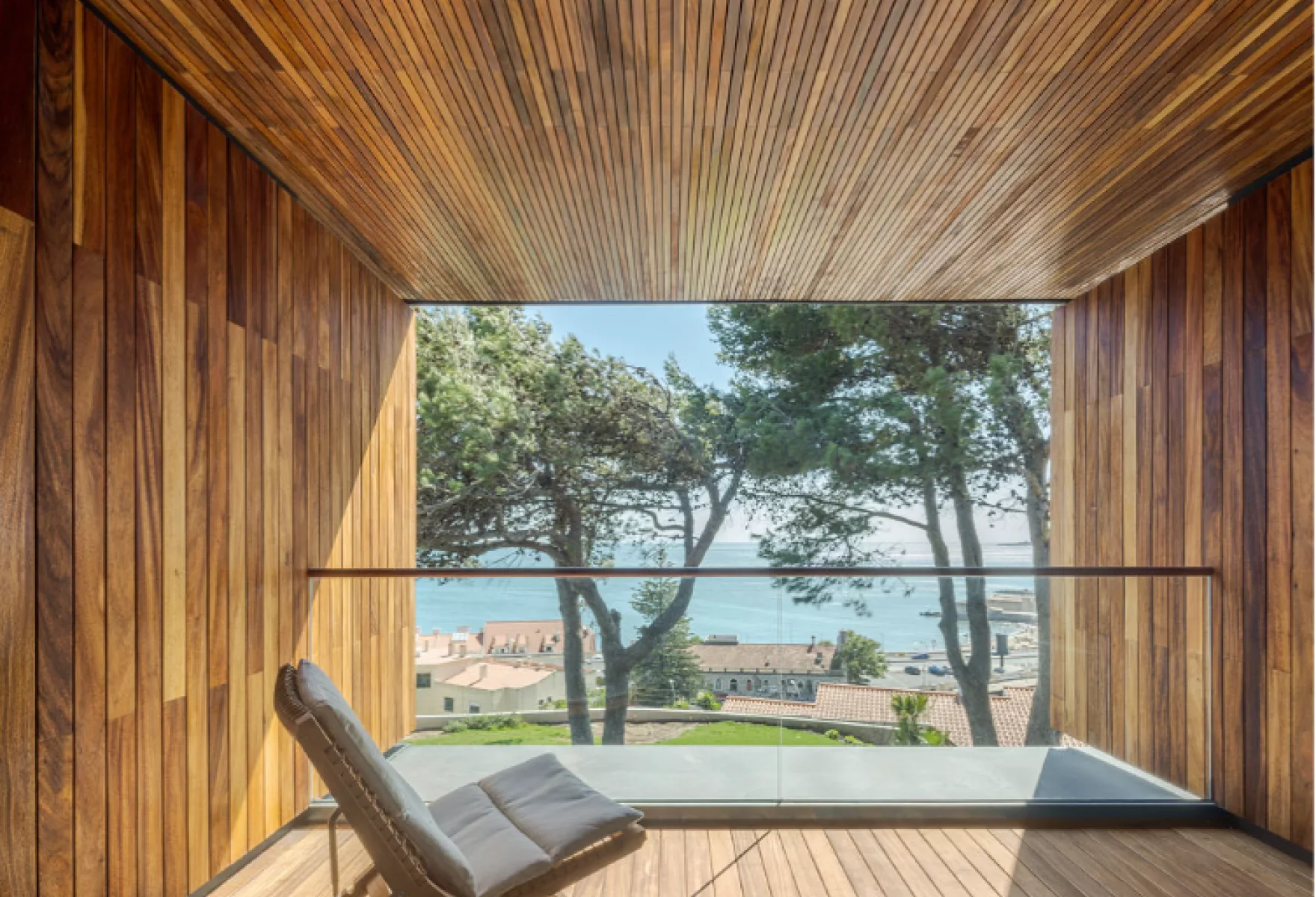 Casa Tejo Modern Living on the Water 01