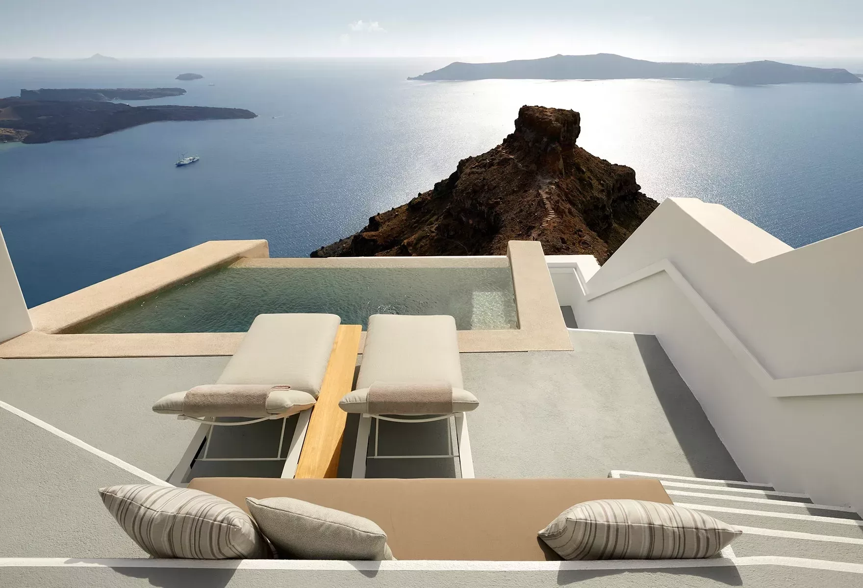 Grace Hotel Santorini Cliffside Elegance Above the Aegean 04