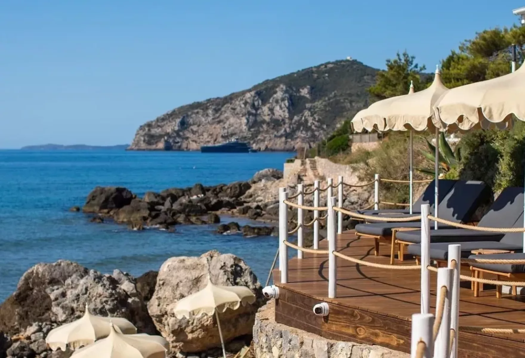 Isolotto Beach Club Tuscan Seaside Vignettes in Pure Coastal Elegance 04