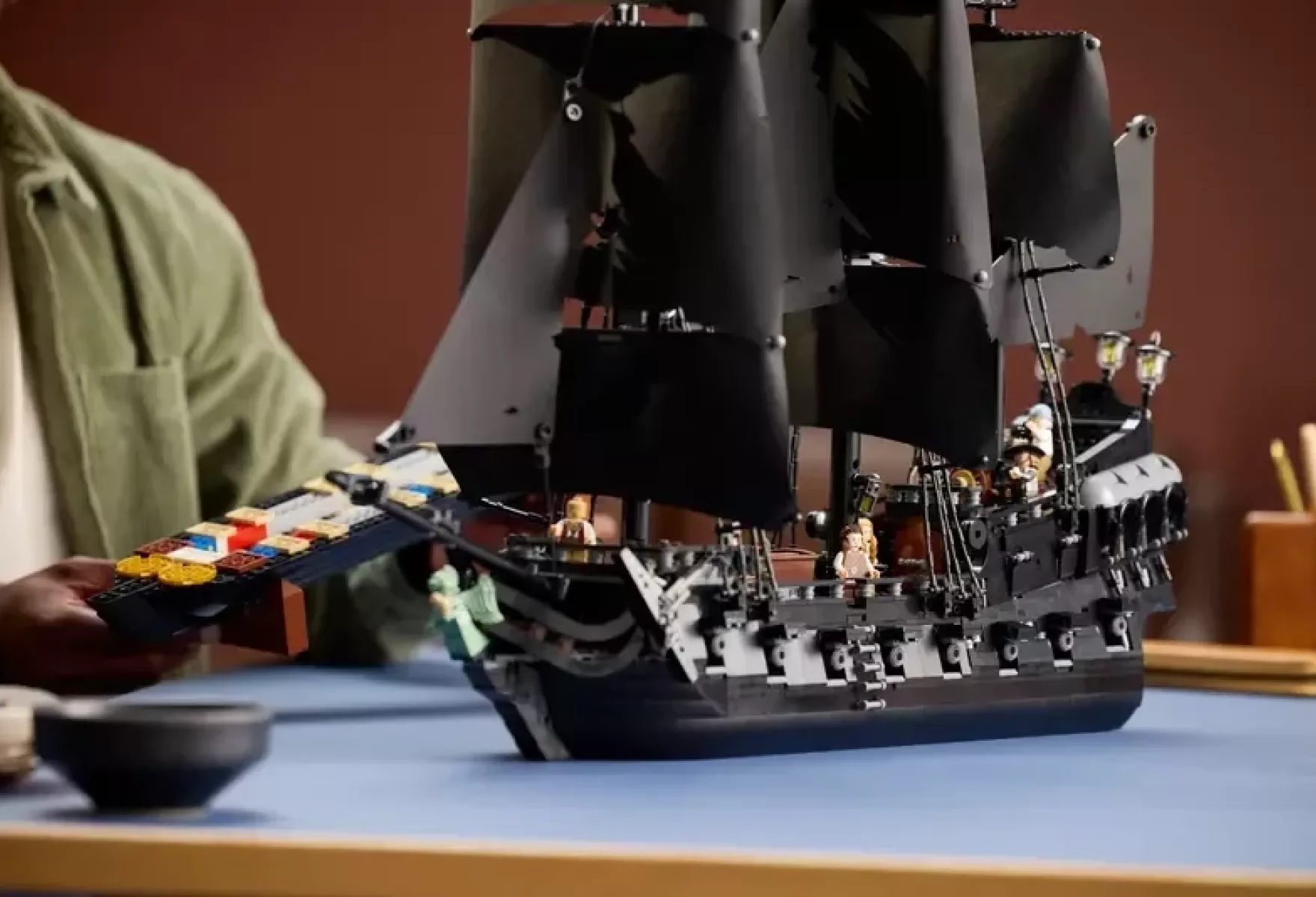 LEGO Captain Jack Sparrows Pirate Ship 02