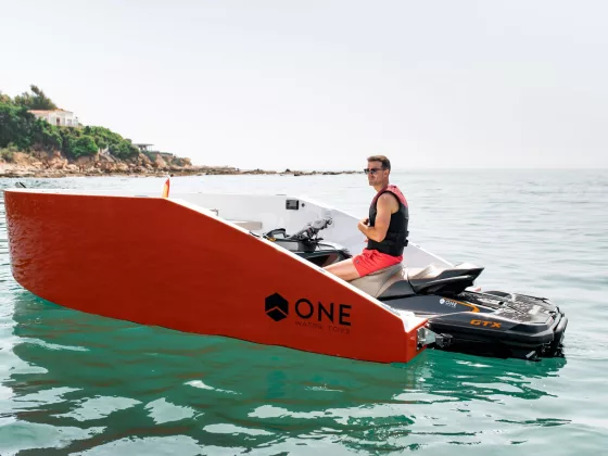 01 ONE16 BY ONE WATER TOYS THE ULTIMATE FULL CARBON ELECTRIC TENDER