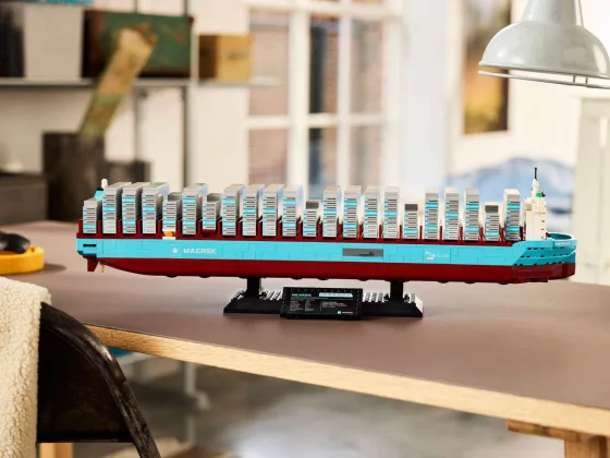 1 LEGO Maersk Dual Fuel Container Vessel