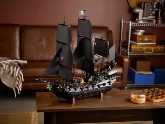 LEGO Captain Jack Sparrows Pirate Ship 01