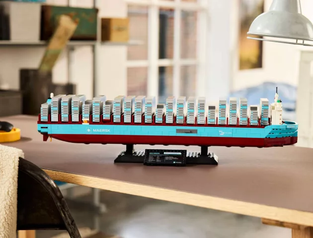 1 LEGO Maersk Dual Fuel Container Vessel