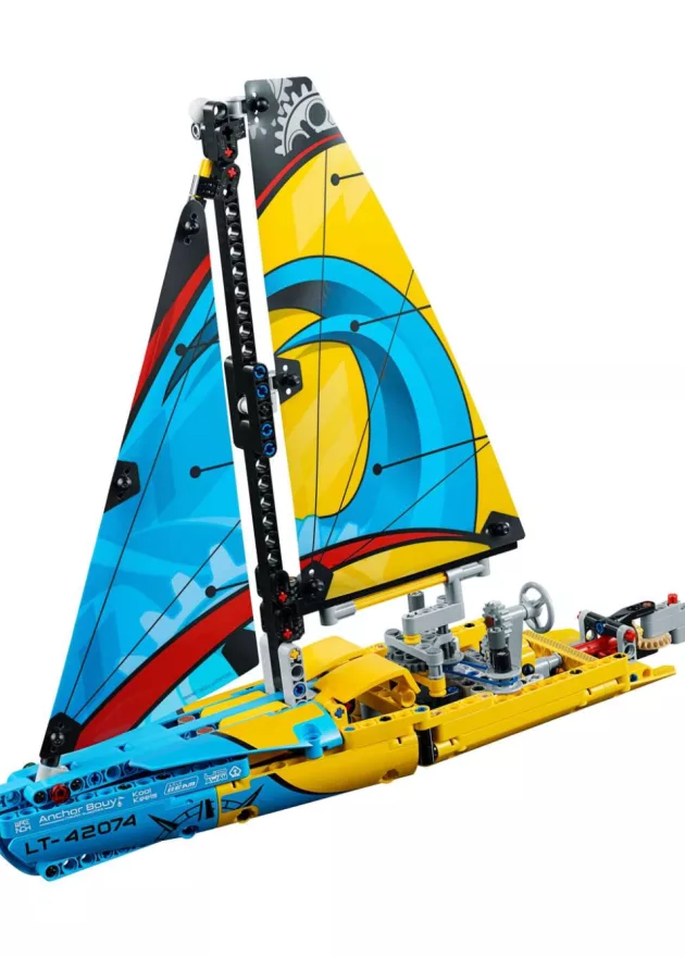 1 LEGO Technic Racing Yacht