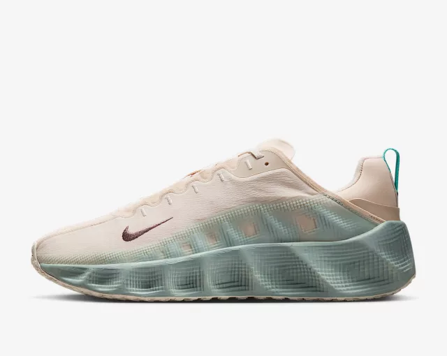 Nike Ava Rover 01