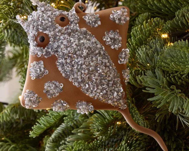 Handcrafted Glass Stingray Ornament Coastal Charm for Holiday Decor 01