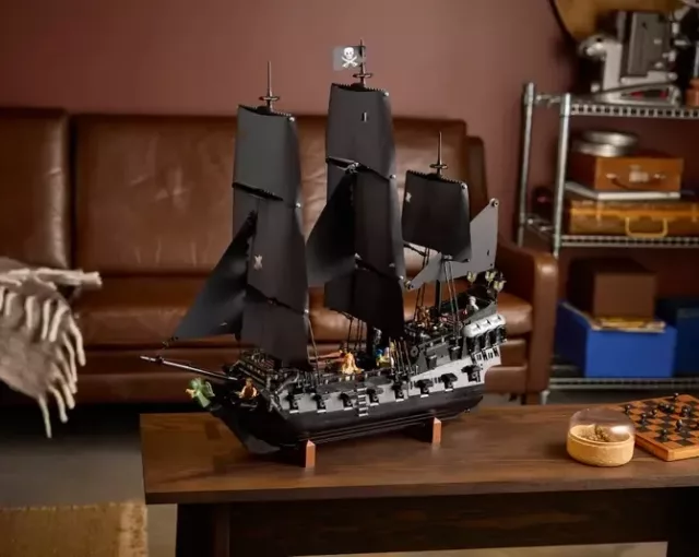 LEGO Captain Jack Sparrows Pirate Ship 01