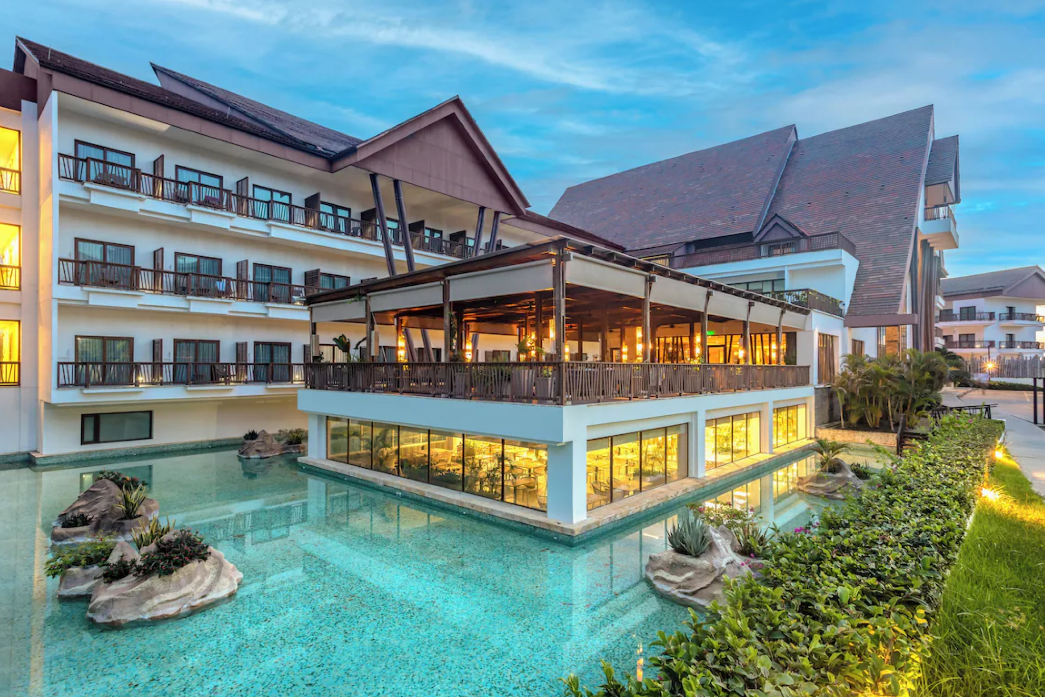Grand Sirenis Karmairi, one of the Best Beach Resorts in Cartagena, featuring tropical architecture, calm waters, and an authentic Caribbean vibe.