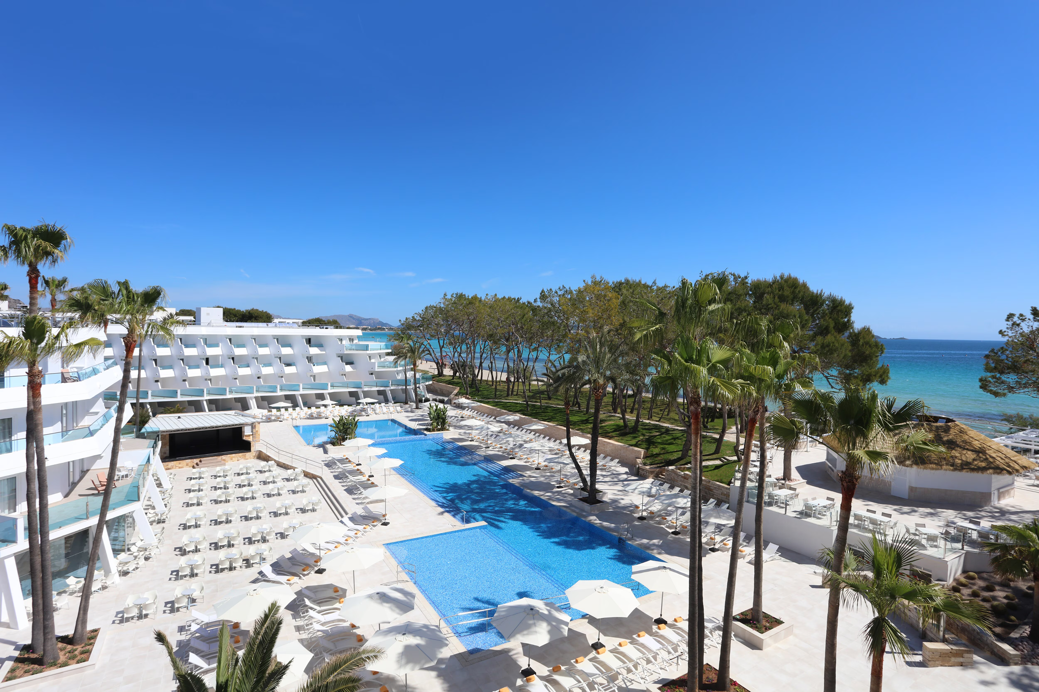 Modern beachfront setting at Meliá South Beach in Magaluf, with contemporary architecture, oceanfront pool, and turquoise waters — one of the best beach resorts in Mallorca for design lovers.
