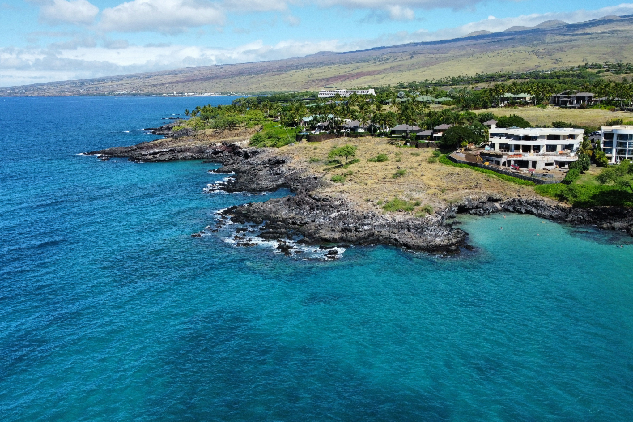 Clear waters and vibrant coral reefs at Honolua Bay, a nice beach in Maui popular for snorkeling and diving.