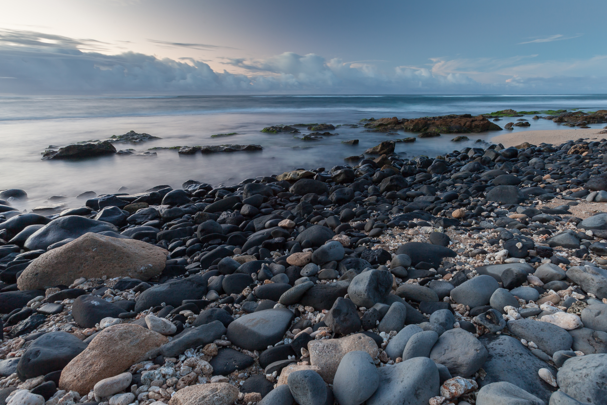 Dynamic surf and lively atmosphere at Ho‘okipa Beach, a nice beach in Maui famed for windsurfing and ocean energy.