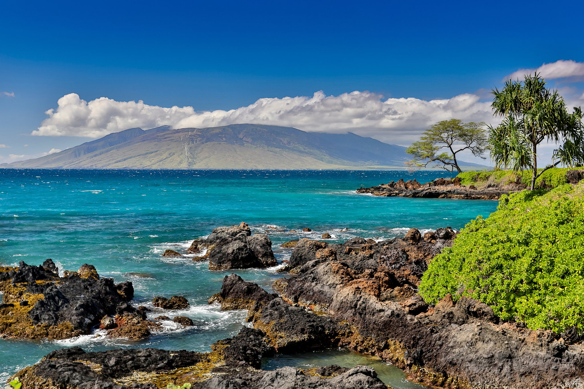 Rocky coastline and vibrant ocean hues at Polo Beach, among the best beaches in Maui celebrated for its tranquil setting and scenic beauty near Wailea.