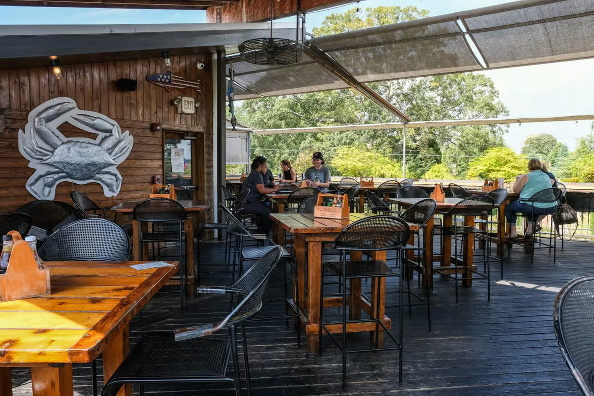 Rooftop dining at Six Feet Under Pub & Fish House with casual seafood plates, ranked as one of Atlanta, Georgia’s top seafood restaurants for laid-back vibes.