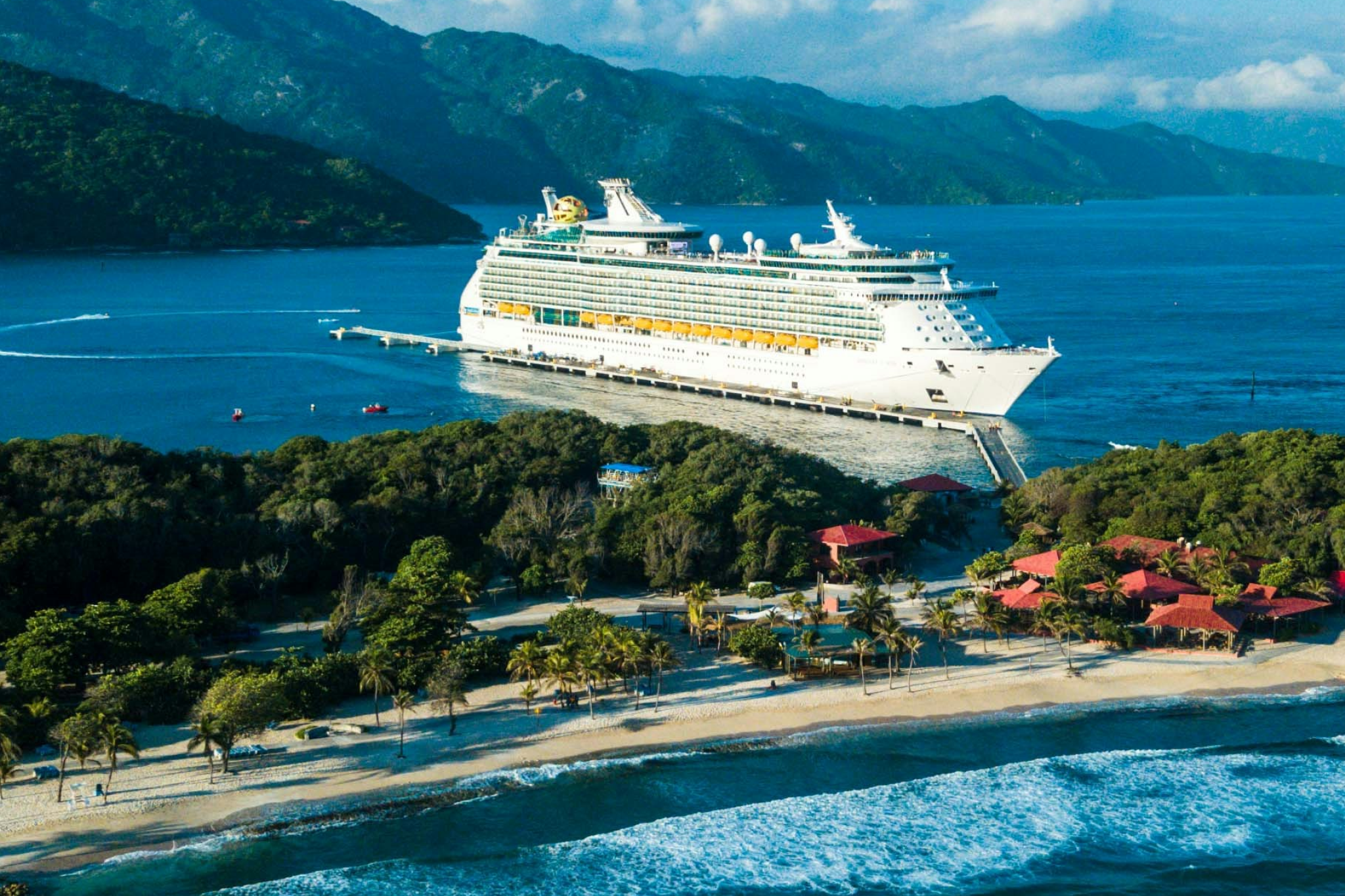 Starboard vs Port Side example featuring a cruise ship docked near a tropical coastline, highlighting how one side of the ship can offer closer views of islands, beaches, and shoreline scenery